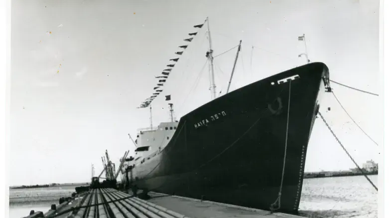 מיכלית של פורקת מטען במסוף הדלק בנמל חיפה