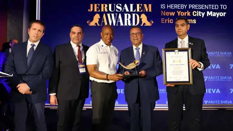 הענקת הפרס לאריק אדמס