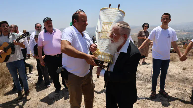 הרב לבנון עם ספר התורה