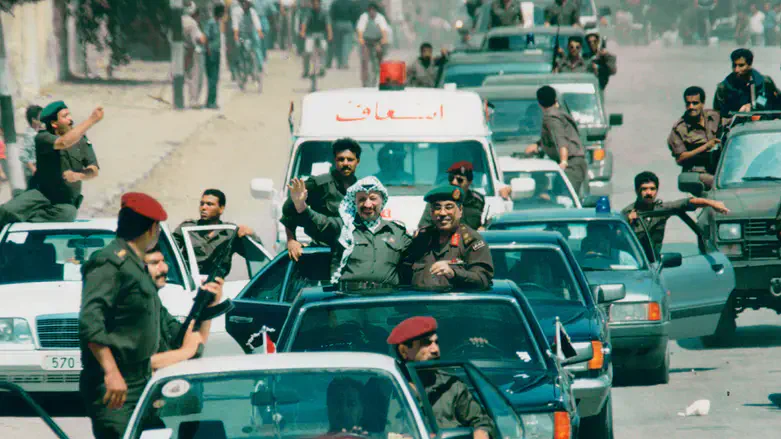 יאסר ערפאת נכנס לעזה