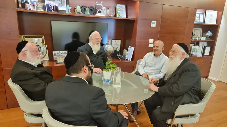 פרוש ואייכלר עם ראש העיר