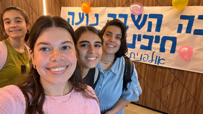 בנות האולפנה עם השלט