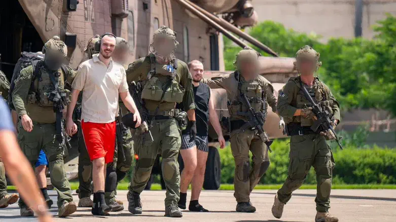 החטופים ששוחררו יורדים מהמסוק בביה"ח שיבא