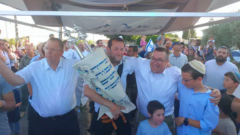 אביהם של הלל ויגל יניב, הרב שלום, בנו צור ודגן