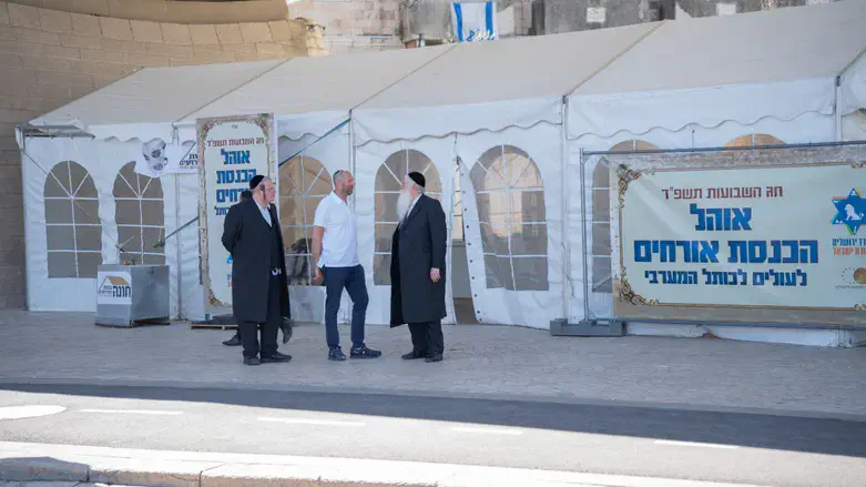 אחד האהלים