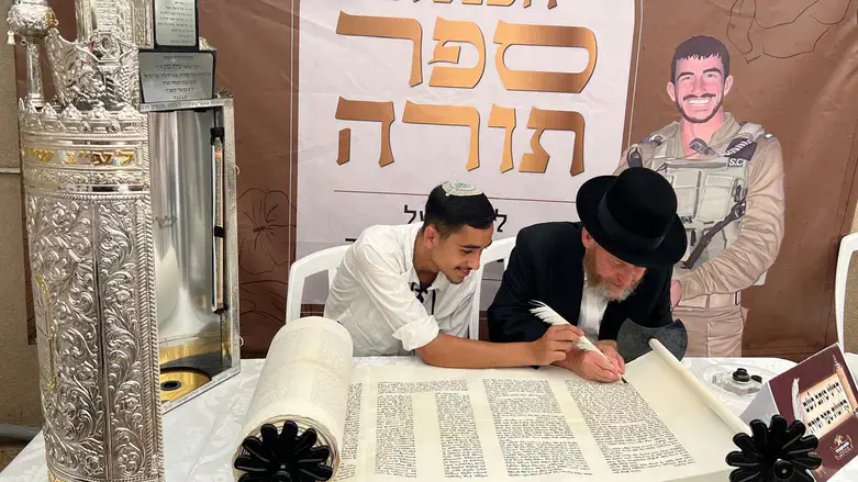 Writing the letters in the Torah scroll