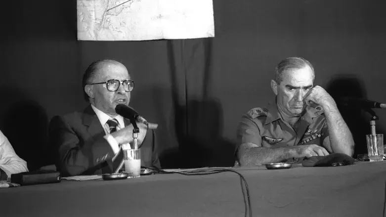 מסכמים את המבצע. בגין ורפול במסיבת עיתונאים