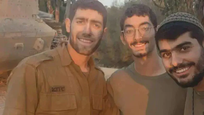 שלושת הנופלים בצילום משותף