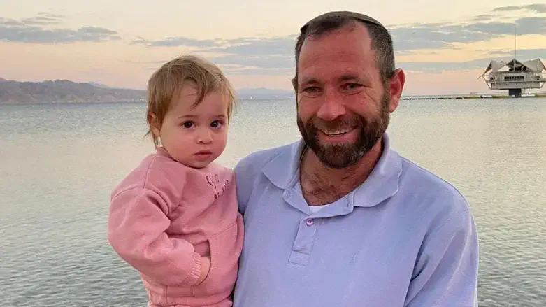 סבא אילון הי"ד עם הנכדה יהב בטיול משפחתי