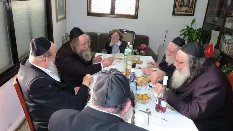 האם המנוחה עם בניה