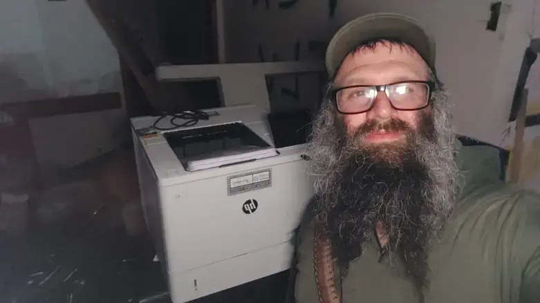 הרב אליעזר מורגנשטרן בסלפי בעזה עם המדפסת