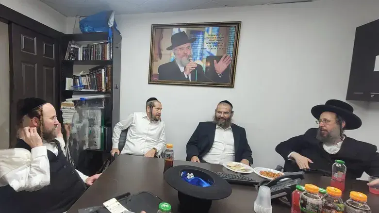 הרב גנץ בעת ההודעה לזוכה המאושר במשרדי יד לאחים