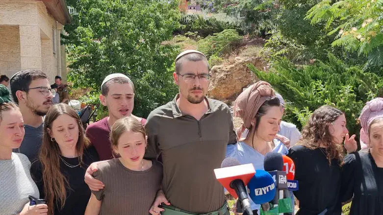 Elon Waiss' family