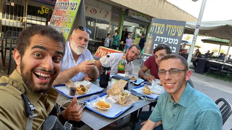 הרב פרומר ביחד עם צור אברהם ותלמידים