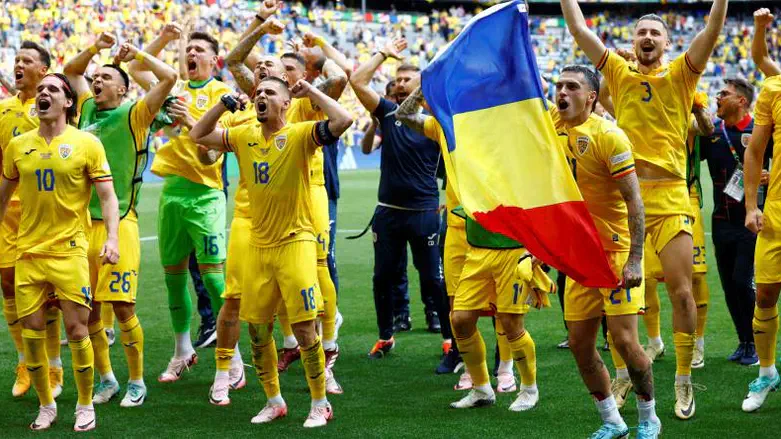 שחקני רומניה חוגגים הפתעה ראשונה ביורו 2024