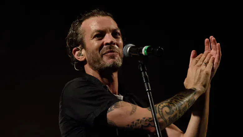 Дэни Нив, Муки