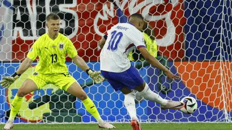 אמבפה הערב מול שוער אוסטריה