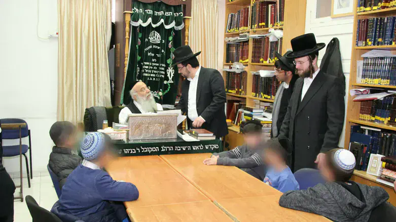 הרב שמואלי עם הילדים