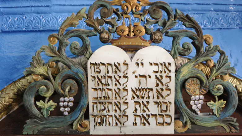 Скрижали с Десятью заповедями. Иллюстрация