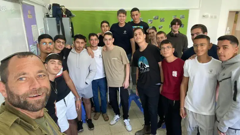 אילון הי"ד עם תלמידים