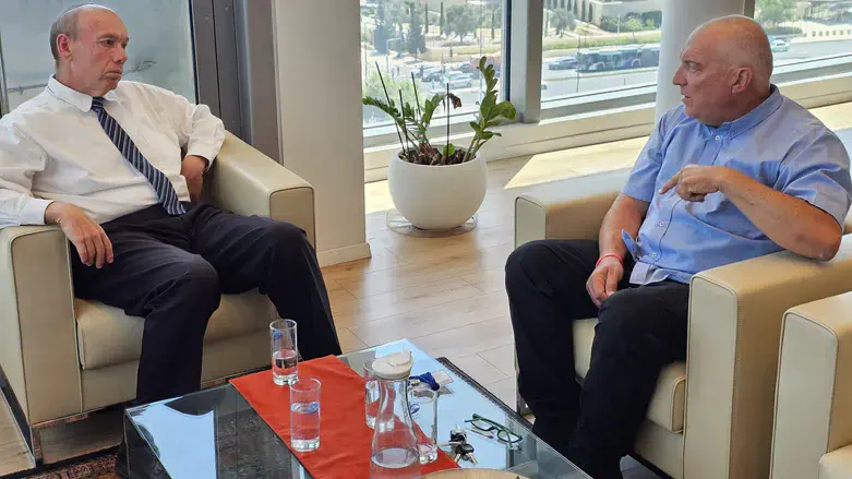 אייל אשל עם המבקר אנגלמן