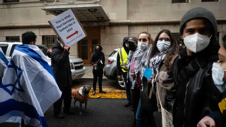 Pro-Palestinian and pro-Israel demonstrators outside Columbia University