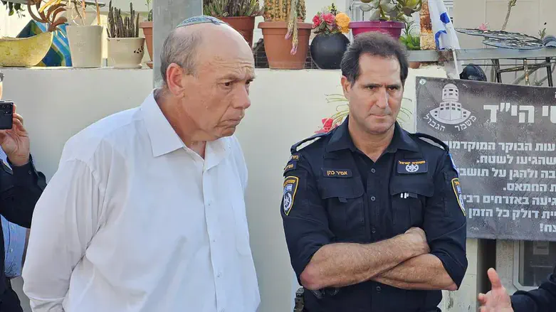 המבקר אנגלמן עם ניצב כהן