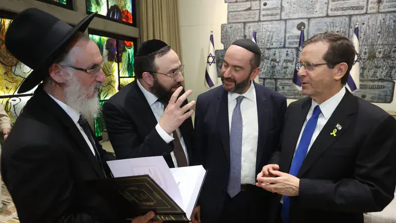 הרב מגיש להרצוג את הספר אור הישר