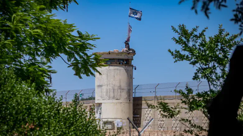 הגדר המפרידה בין בת חפר לטול כרם