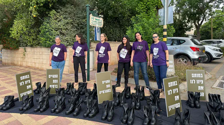 מיצג הנעליים מחוץ לבית ח"כ סעדה