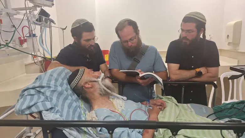 הרב דב גולדשטיין עורך את הסיום