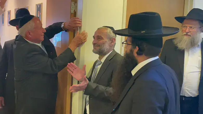 דיכטר קובע מזוזה