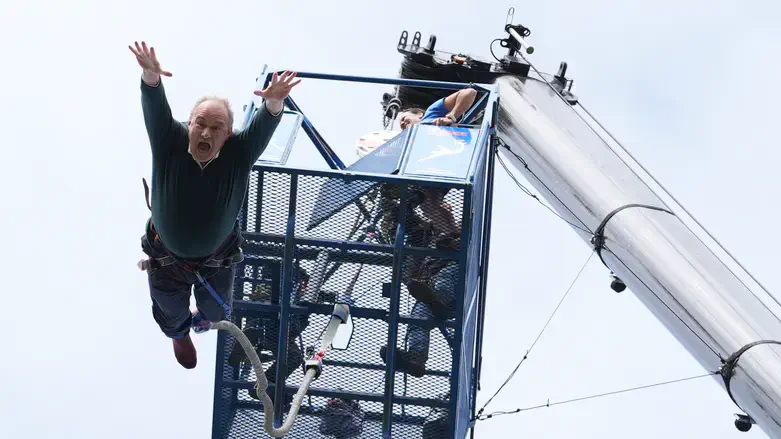 דייבי בקפיצת הבאנג'י
