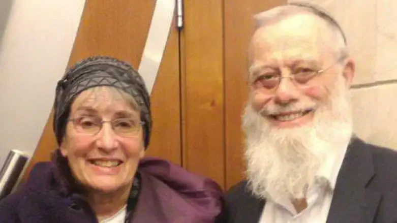 הרבנית איזמן לצד בעלה הרב איתן