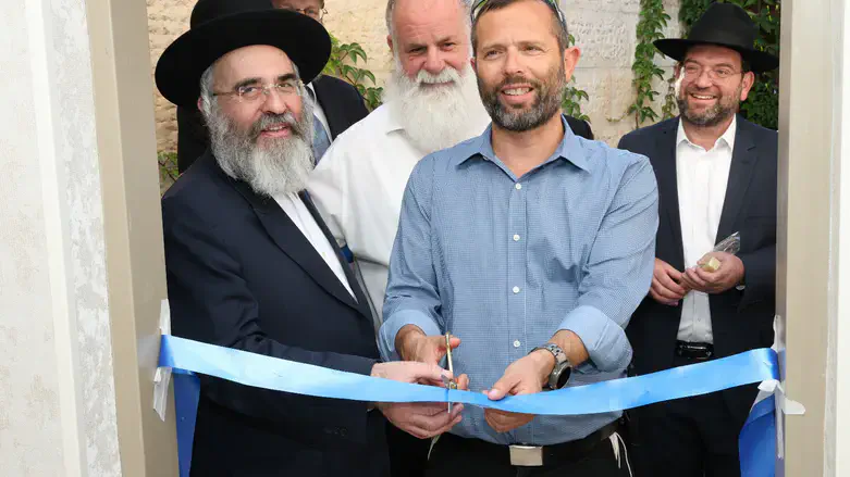 בגזירת הסרט