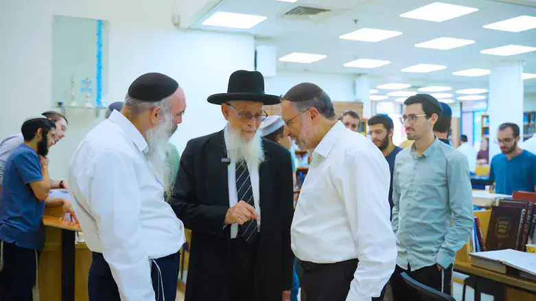 הרבנים שפירא, אריאל ואלגאזי בישיבה