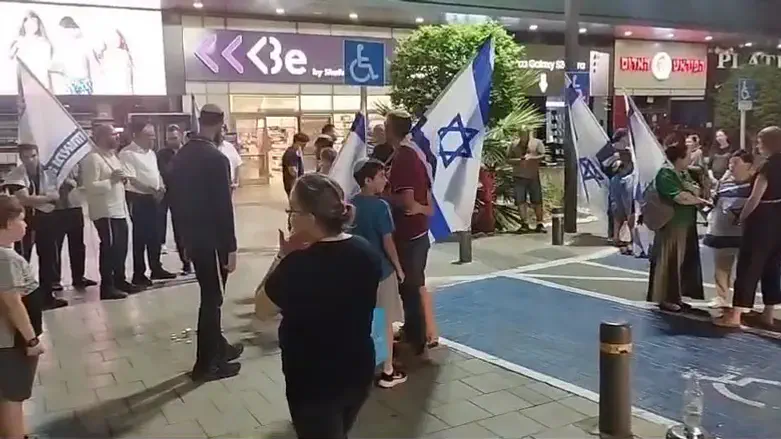 Пение и молитвы на месте теракта в Кармиэле