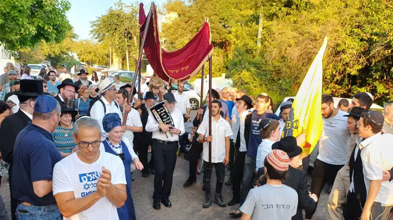 הכנסת ספר תורה ליחידות המתמרנות