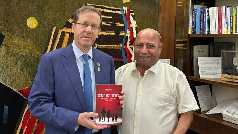 מוסר את הספר החדש לנשיא. עמנואל בן סבו