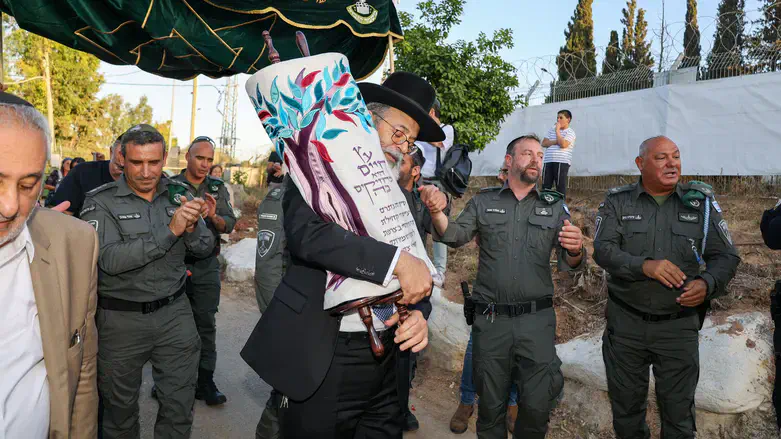 הכנסת ספר התורה