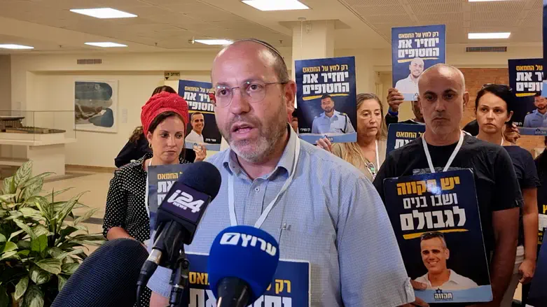 צביקה, אביו של החטוף איתן מור