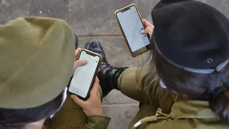 חיילות מחזיקות טלפון נייד, ארכיון