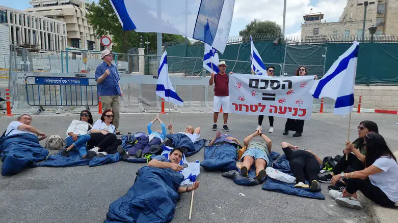 Protestin front of the Cabinet meeting