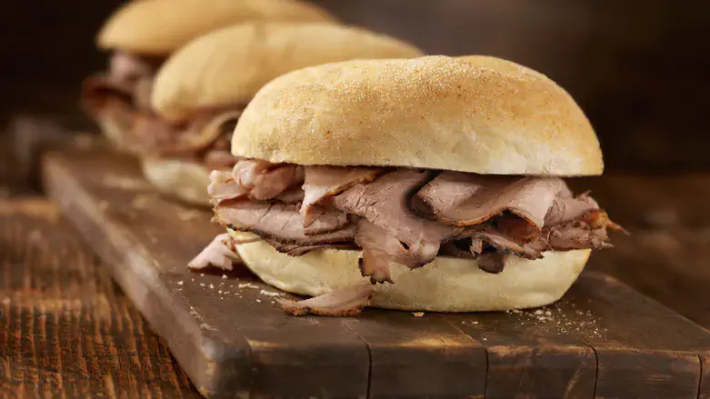 Roast beef sandwich deli sandwich