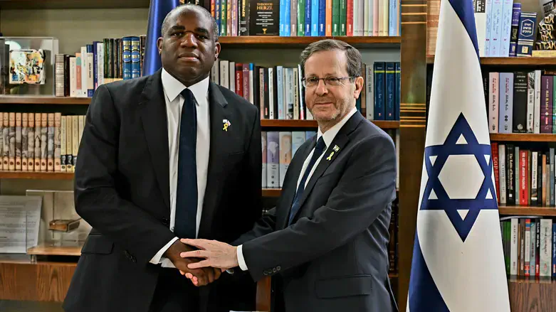 הרצוג עם שר החוץ הבריטי דיוויד לאמי