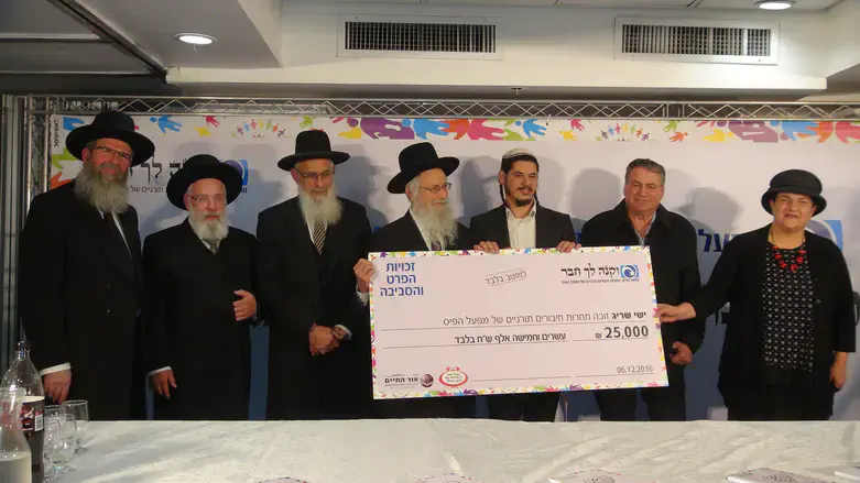 הענקת הפרס על החיבורים התורניים. ארכיון