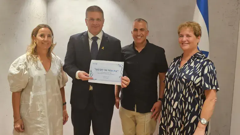 השר קיש עם בני משפחת קלמנזון