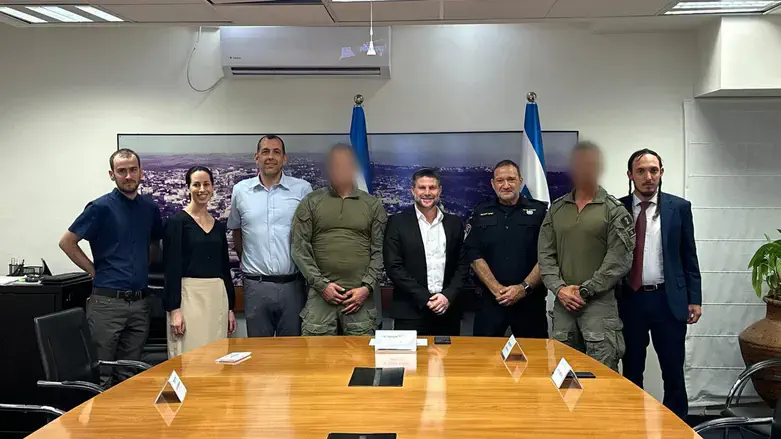 סמוטריץ' עם המפכ"ל בחתימה
