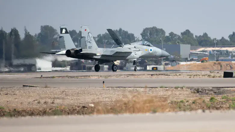 Самолет ВВС готовится ко взлету