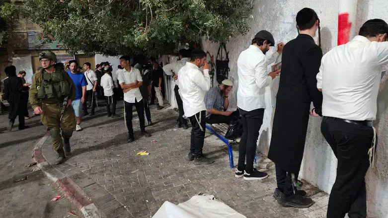 מתפללים בקבר יהושע בן נון